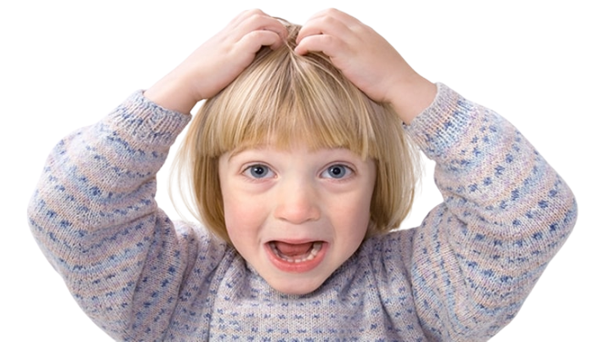 bambina che si tocca i capelli per via dei pidocchi